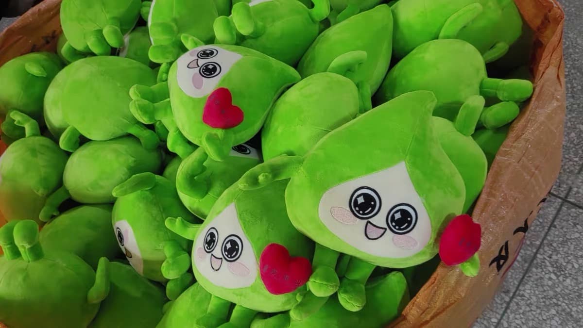 Bulk plush toy packaging preparation
