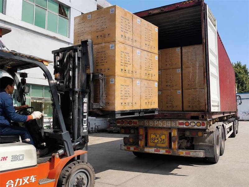 HELI 3-ton forklift loading shrink-wrapped pallets of plush toy export cartons into the container truck